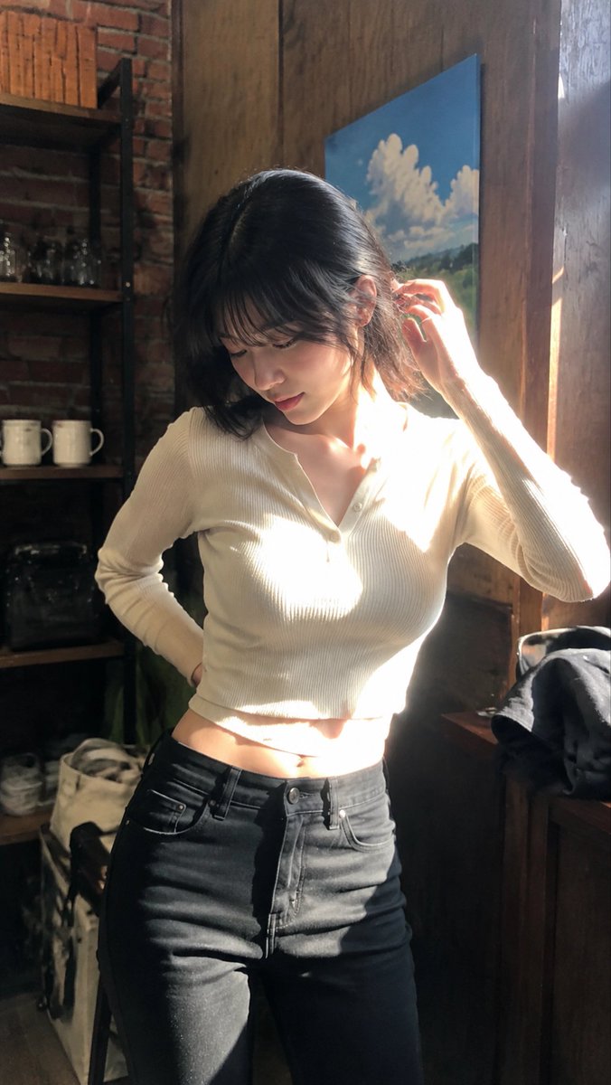 Subject : Description : An Adult Woman In An Indoor
