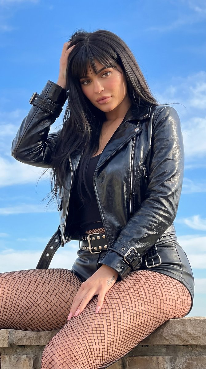 Image_description : A Highly Detailed, Photorealistic Image Of Dua Lipa