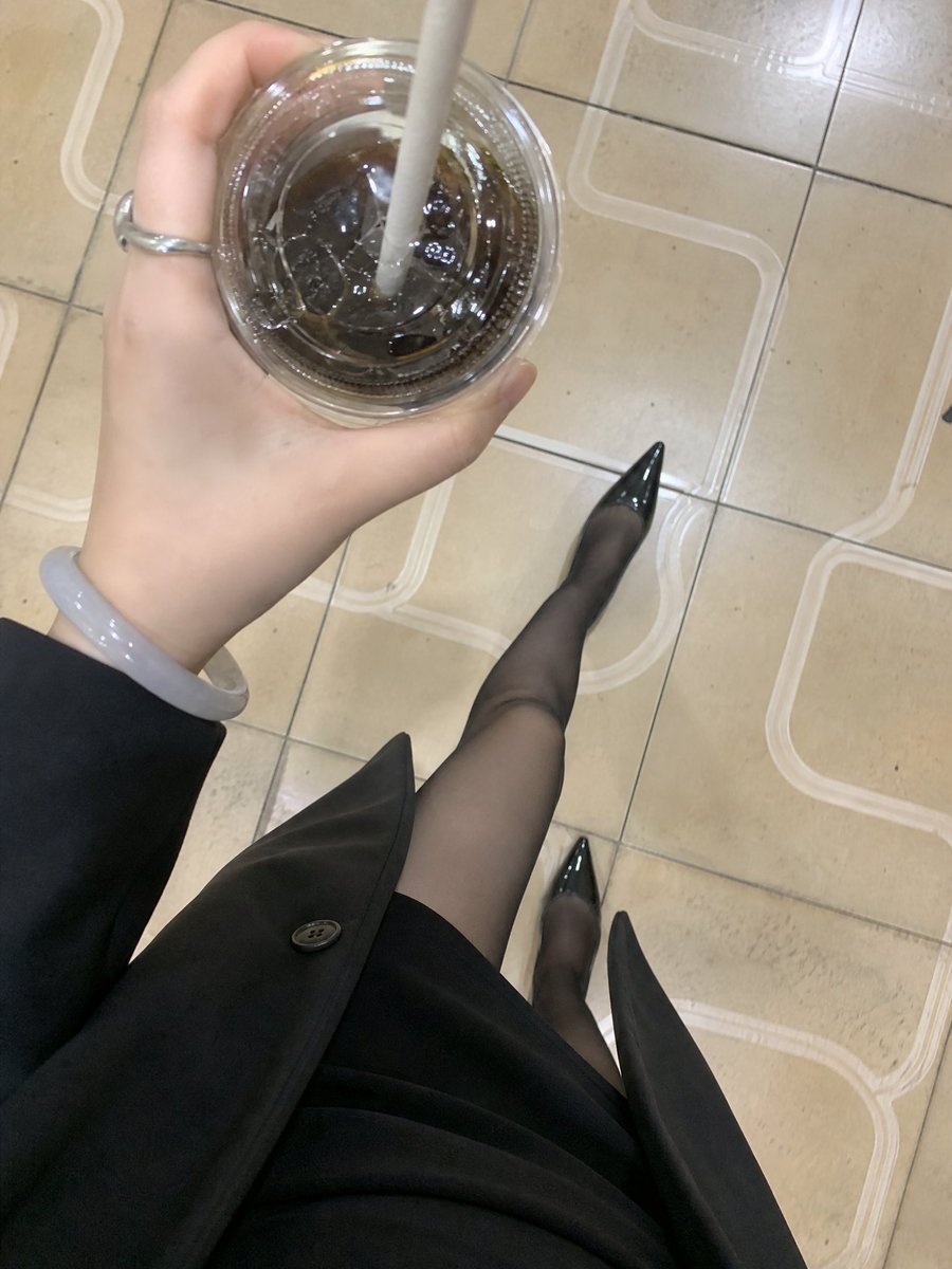 第一人称视角休闲穿搭快照，手持饮品